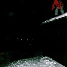 Ett fett sk&ouml;nt dropp fr&aring;n ett garagetak i Toms h. Foto: Chrppaeh Frippaeh. &Aring;kare: Simpe.