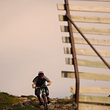 Petter flyter mjukt &ouml;ver Svartbergets vassa stena. Foto: Janne Tj&auml;rnstr&ouml;m. &Aring;kare: Petter L&ouml;fstedt.