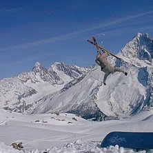 Skotrade upp ett hopp i &amp;#039;La Flecer&amp;#0. Foto: Olle Pelo. &Aring;kare: Fredrik Eklund.