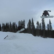 en backside 180 stalefish med p&aring;skk&auml;rring-utstyr. Foto: Ted Wennstr&ouml;m. &Aring;kare: Niclas Wennstr&ouml;m.