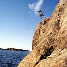 en klippa man kan hoppa p&aring; en &ouml; som heter sm&ouml;ra. Foto: Bj&ouml;rn Bonthron. &Aring;kare: Simon Bonthron.