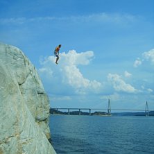 Hopp fr&aring;n klippa som man klr&auml;ttrade upp p&aring;. Foto: Lukas Johansson. &Aring;kare: Adam johansson.