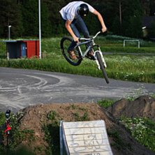 K&ouml;r lite i tr&auml;kicken i nya bikeparken som b&ouml;rja. Foto: Mattias Rundqvist. &Aring;kare: Fredrik Persson.