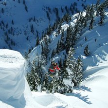 Freerideveteranen Dean hoppar en driva p&aring; toppen . Foto: Adam &Uuml;. &Aring;kare: Dean Collins.