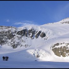 P&aring; glaci&auml;ren, des Evettes, och mot v&auml;g mot topp. Foto: Christian T&uuml;rk. &Aring;kare: N&aring;gra kamrater.