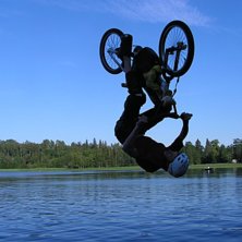 backflip lakejump. Foto: joel gustavsson. &Aring;kare: fredrik lennartsson.