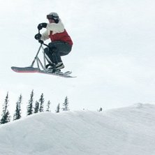 Luftf&auml;rd p&aring; en Snowscoot, 
som &auml;r en blandning. Foto: Johan Kjellberg. &Aring;kare: Rickard Magnusson.