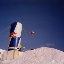Henke drar p&aring; ett feting trick i Red bull big air. Foto: Patrik Durfors. &Aring;kare: Henrik windstedt.