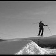 F&ouml;rsta hopper med skidor i mitt liv.. Foto: Ola l&auml;ngkvist. &Aring;kare: Johan cedersj&ouml;.