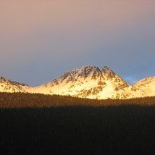 Blackcomb Peak med D.O.A och Disease Ridge i solne. Foto: Alexander Thurban.