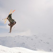 Joel hoppar!. Foto: Ok&auml;nd. &Aring;kare: Joel.