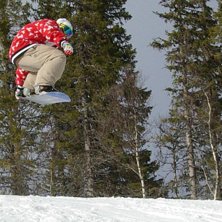 jag hoppar lite i bydalens lilla hopp. Foto: Pappa. &Aring;kare: jag.