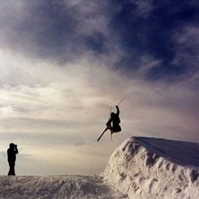G&ouml;ran i ett av br&auml;ckehoppen i &aring;re. Sk&ouml;nt ljus.. Foto: Patrik Durfors. &Aring;kare: G&ouml;ran Norling.