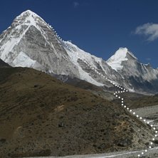 Pumori, 7200 meter &ouml;ver havet, jag och n&aring;gra kom. Foto: Jonas Ahlman.