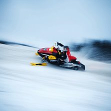 Tr&auml;ffade n&aring;gra skotercrossf&ouml;rare &aring;t en lokalti. Foto: Kristoffer Pettersson.