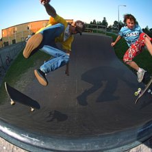 Jag g&ouml;r heelflip och Pontus g&ouml;r Kickflip.. Foto: Anton &ouml;stlund. &Aring;kare: Filiph N&auml;s (t.v) Pontus Edfellt K&auml;llstr&ouml;m (t.h).