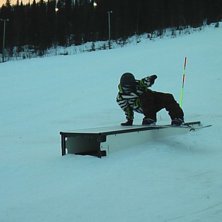 jag kommer och limmar en tailslide p&aring; boxen!. Foto: Gustav Johansson. &Aring;kare: mee!.
