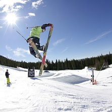360 bl&ouml;&ouml;&ouml;&ouml;&ouml;&ouml;hn`t. Foto: a bear. &Aring;kare: Maximilliam Smith.