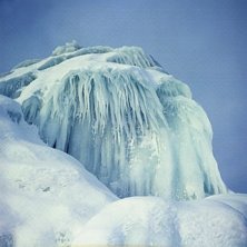 istappar vid tr&auml;skkanten. Foto: jakob wallin.