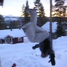 frontflip fr&aring;n taket. Foto: Jeppe. &Aring;kare: Moi.