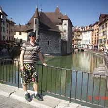 En harlig vardag i Annecy. En timme fran var vinte. Foto: Gustav Fredholm. &Aring;kare: Martin Loov.