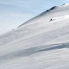 Helena l&auml;gger ett sp&aring;r nerf&ouml;r sadeln efter Nord. Foto: Calle Bjernekull. &Aring;kare: Helena Ljungman.