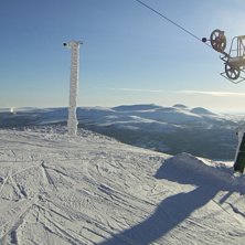 Vy fr&aring;n slutet av Toppenliften upp till Hov&auml;rken. Foto: Anders Carling.