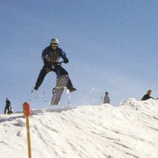 Snowscoot i ett sm&ouml;rigt p&aring;sks&auml;len. Foto: Joel Magnusson. &Aring;kare: Rickard Magnussson.