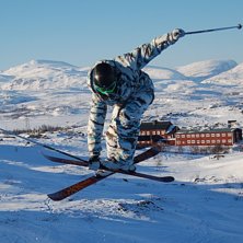 jag och n&aring;gra polare stack upp och byggde ett hop. Foto: linus roos. &Aring;kare: axel bergbom (jag).