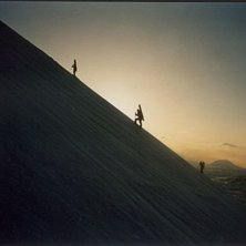 Sn&ouml;skobekl&auml;dda siluetter p&aring; med sikte p&aring; Vassi. Foto: Hannes Mannerheim. &Aring;kare: Tomas Tengn&eacute;r, Maja L&ouml;fstedt m.fl..