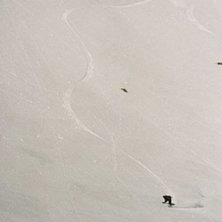 Fin dag p&aring; Daunes baksida. Maja banar sig nedf&ouml;r. Foto: Hannes Mannerheim. &Aring;kare: Maja L&ouml;fstedt.