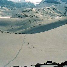 Kruzing p&aring; ett kv&auml;llsbelyst Storsteinsfjell, vil. Foto: Hannes Mannerheim. &Aring;kare: Maja L&ouml;fstedt &amp;amp; Tomas Tengn&eacute;r.