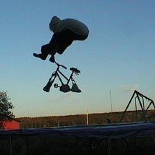 Tr&auml;nar lite one hand Can Can`s.. Foto: Min syster. &Aring;kare: Emil Moberg.