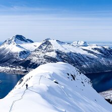 Topptur i s&auml;llskap med ett spegelblankt hav..