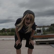 svensk sommar : glada dagar med skate, v&auml;nner och. Foto: Kelley Archer. &Aring;kare: Isabella.