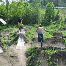 Andersbergsdirten, byggd av Gefle BMX klubb, ligge. Foto: Jonas Fumling. &Aring;kare: Dippis &amp;amp; Mur&eacute;n.