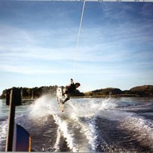Wakeboard p&aring; p&aring; V&auml;stkusten om sommaren &auml;r det . Foto: G&ouml;ran Persson. &Aring;kare: Stefan Persson.