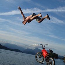 Det ar kul o hoppa i havet med eller utan cyckel... Foto: Paul Felix. &Aring;kare: Theodore Birkner.