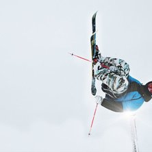 Kille fr&aring;n jakan freeride g&ouml;r en snygg kork p&aring; . Foto: Fredric Johansson.