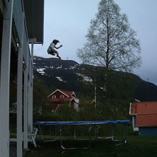 Jag kl&auml;trade upp p&aring; balk&auml;ngen och hoppade ner p. Foto: Oscar Harlaut. &Aring;kare: Henrik Harlaut.