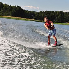 Denna &aring;kare &auml;r ganska ny p&aring; wakeboard och s&aring;le. Foto: Daniel Skilberg.