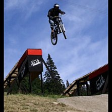 Lars visar hur en riktig man tar stora drop. Foto: Patrik Durfors. &Aring;kare: Lars Pettersson.