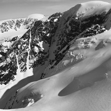 Jiekkevarrirennan mot Fugldalen. Vertikal 800 m.... Foto: Patrik Jonsson.