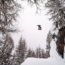 Christoffer Granbom flyger &ouml;ver cattrack gapet i . Foto: Axel Adolfsson.