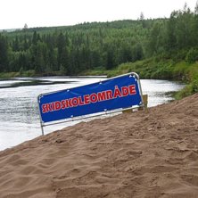 Ett underbart skidskoleomr&aring;de vid en sandstrand i. Foto: Peter Withfeldt.