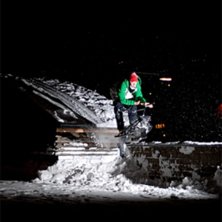 Barspinnar till platt fr&aring;n ett tak utanf&ouml;r &aring;re . Foto: Marcus Eriksson. &Aring;kare: Johan Nordberg.