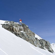 Droppar en klippa ute p&aring; glaci&auml;ren. Slask och st. Foto: Karl Norling. &Aring;kare: Emil Rydell.