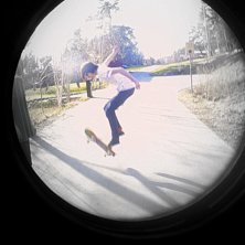 Fixade lite med en kikare och Douglas trixade lite. Foto: Ebba Tomani. &Aring;kare: Douglas Wentzel.