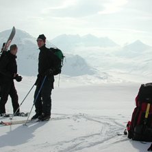 Vy ut &ouml;ver n&aring;gra av topparna kring Hunddalen, No. Foto: John.