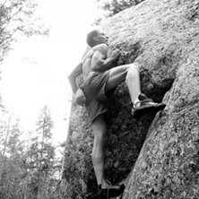 Tomas ger sig p&aring; Martins slab 6A+ med oremmade pj. Foto: Johan Vall. &Aring;kare: Tomas Persson.